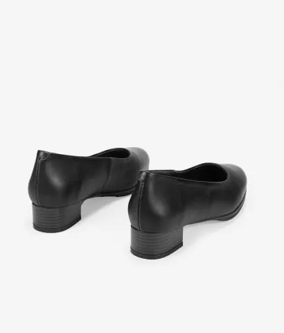 Zapatos de tacón negros en piel