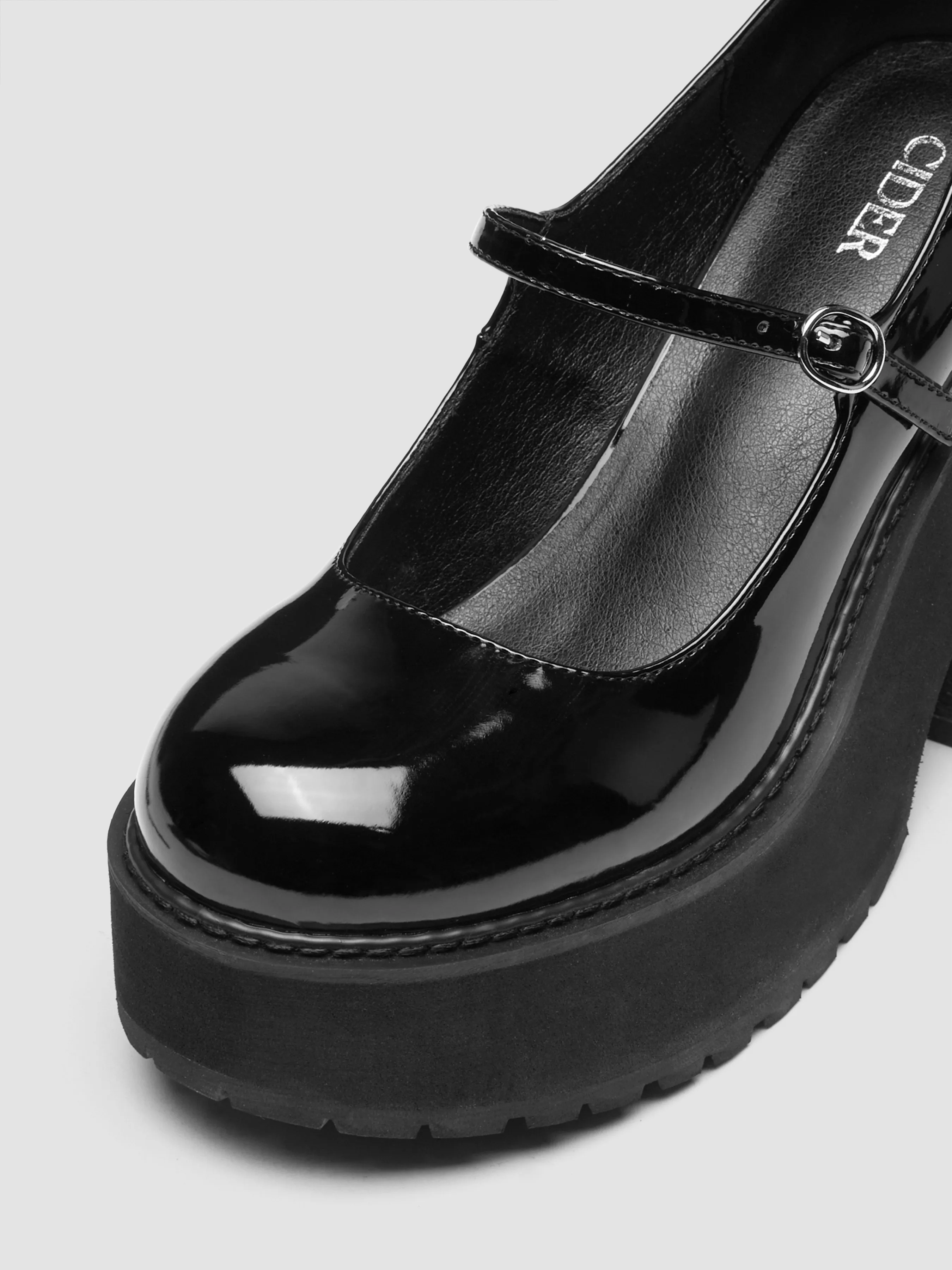  Zapatos tipo merceditas con doble correa y tacón grueso